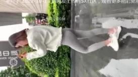 【国内街拍】短发灰色瑜伽裤美女 屁股Q弹Q弹的，好像穿了一条超细的T裤(极清2K