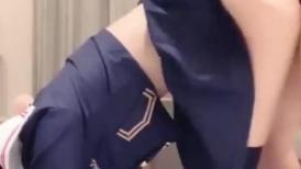 约啪极品18岁小学妹~校服没来得及脱，90度角折叠后入~搂起小蛮腰头朝地狠狠干~叫声撕裂甜美~令人陶醉！！