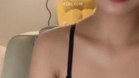 C罩杯顶级美乳 ！性感红唇小姐姐 ！半脱下内裤极品翘臀 ，难得小露骚穴 ，搔首弄姿展示身材