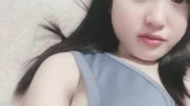 良家小少妇露脸一个人在家陪狼友嗨，全程露脸风骚的大屁股，奶子不小自己揉捏，近距离自慰逼逼玩阴蒂好多水