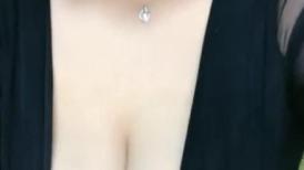 H罩杯巨乳奶霸！丰乳肥臀肉欲系！往上视角两个大奶晃动，翘起巨臀抖动，掰开骚穴特写