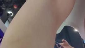 最新流出车展展台性感长腿车模 疯狂抄底白色骚丁 啪啪偷情都省事了 全方位抄底 超清4K原版