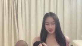 安然：他这里怎么会肿起来啊，我看一下行不行，哇塞好大呀，小哥你觉得我好看吗，射我嘴不准射里面  小哥：不射在里面不舒服！