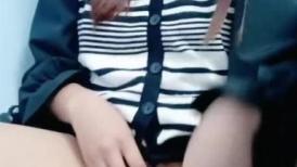 糖糖小公举露脸在店里偷偷的发骚，自己抠逼露奶给狼友看，不敢大声呻吟，给小哥哥口交大鸡巴，精彩又刺激