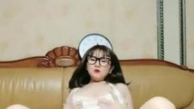 饥渴少妇又来了，露脸让大哥在沙发前玩弄，后入抽插激情上位，揉着骚奶子对着镜头浪叫呻吟，表情好骚别错过
