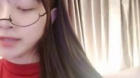 女神姐妹花【无敌兔兔】双女诱惑，牛仔短裤极品美腿，夹着头舔骚逼，跳蛋震动假屌骑坐深插