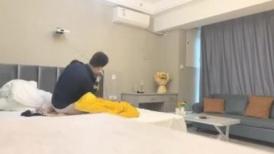 【莫欺少年没媳妇】，清纯学生妹，最近正是浓情蜜意之时，粉穴被玩弄，小骚逼水汪汪(1)