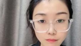 御姐范眼镜气质美女！苗条身材脱衣舞！细腰扭动黑丝美腿，M腿掰穴特写，逼毛杂乱贫乳奶子