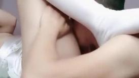 人妻小少妇跟小哥激情啪啪，口交大鸡巴让小哥吃奶舔逼，多体位蹂躏抽插