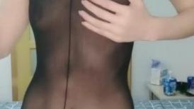 外表英气性感美女！连体开档黑丝！大屌炮友激情操逼，抓着JB认真舔，扛起双腿爆操站立后入