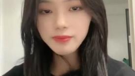 颜值美女！换上情趣装厕所诱惑！翘起屁股掰开骚穴，没人操骚逼磨蹭桌角，叫起来超级骚水很多