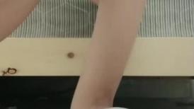 十字纹身美少女！出租屋自慰！跪地翘起屁股扣穴，搞得地上多是水，厕所扣逼喷尿