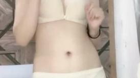 近期下海女神小姐姐！首次假屌自慰！扭腰摆脱脱光光，掰开骚穴特写，道具猛捅浪叫呻吟好听