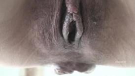 【超级男生原档】大白靴拉粑粑，屁眼就像火山口随时准备喷发，大嫩B一张一合吐阴液