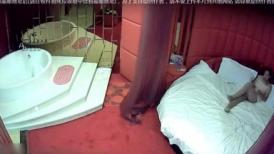 穿着睡衣的极品少妇提前开好房等待，这白皙丰腴肉体风情韵味挡不住，进房后马上就抱着奋力抽送骑乘吞吐【水印】