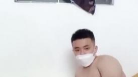 胖哥的黑丝骚母狗，情趣诱惑让小哥揉奶玩逼，撅着屁股让骚货给舔菊花，撸着鸡巴让少妇给舔乳头，深喉大鸡巴