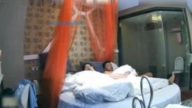 把娇柔小姐姐约到情趣酒店，美女挺骚的做爱前化妆把自己弄得香香，翘着软软丰满屁股骑乘肉棒啪啪上下碰撞【水印】