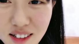 00后小奶妈挤奶水给狼友喝，全程露脸陪狼友互动撩骚，揉奶玩逼掰开骚穴给狼友看，自己抠逼浪叫看着好刺激