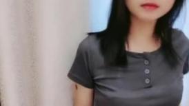 热恋小情侣娇小小女友露脸性生活，舔舐长屌，口交深喉无套啪啪白浆好多