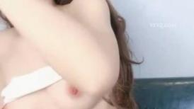 粉色奶头甜美少女！很敏感水超多！没扣几下直流白浆，粉嫩无毛美穴，假屌骑乘位插到底