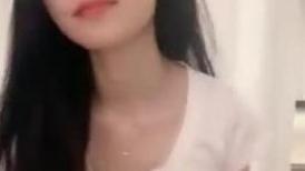 极品美女【月月嗷】修长美腿细腰，脱衣舞诱惑，多毛骚逼自慰，超近视角特写，双指扣入水很多