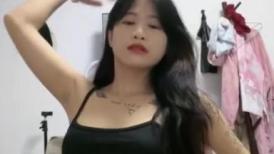 满背纹身吊带长裙！性感少女激情自慰！无毛极品肥穴，地上假屌骑坐，蜜桃美臀套弄，搞得多是水