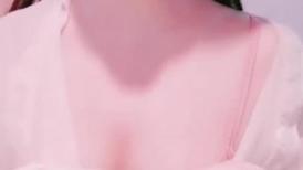 甜美呆萌美少女！没穿内裤一线天肥穴！手指抽插扣弄，手法非常熟练，呻吟嗲嗲好听