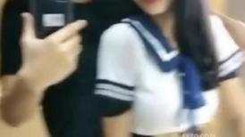 三个泰国“小姐姐 ”帽子小哥轮流操，情趣装连体网袜，洗手台上操逼，操完这个再换下一个