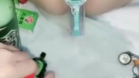 这哥们把老婆的逼当什么了 白酒 啤酒 风油精全往逼里倒 这能受得了么
