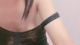 气质哺乳期美女初下海！丁字裤美臀摇摆！白嫩奶子挤乳汁，电动牙刷震阴蒂，手指揉穴骚的很