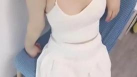 听话的小少妇美丽的逼逼全程露脸跟小哥激情大秀直播，吃奶抠逼特写展示，让小哥床上床下无套爆草浪荡呻吟