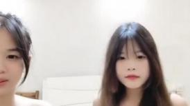 清纯学生妹~18新人萝莉姐妹花，初下海，发育超好白嫩美乳，顶级粉嫩美穴，拿出假屌跳蛋互插