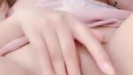 蛇精脸长发气质美少妇，第一视角近景手指抠逼，淫水直流，白虎大美鲍鱼自慰