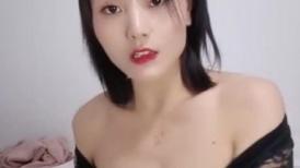 甜美短发小姐姐！新人下海大秀！脱掉内裤撩下衣服，跳蛋震动很享受，塞入骚逼揉搓阴蒂