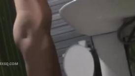 门缝偷拍邻居家的太平公主洗澡,洗逼的时候特别认真仔细