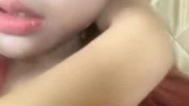 一头红发呆萌小萝莉！卡哇伊大尺度收费房！双指扣穴流出白浆，水声哗哗好湿，浴室洗澡诱惑