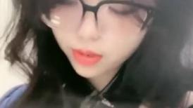 超级胸膜 【困困酱】十个眼镜九个骚~瓣B特写~妹子骚穴好痒~想被爸爸征服
