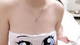 刚下海18清纯学生妹~首次操逼收费大秀，白嫩坚挺奶子，大屌插嘴口活生疏，各种姿势操无敌嫩穴