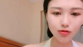 气质超棒酒窝美女！性感白色短裙！笑起来甜美，坐马桶上尿尿，多毛骚穴，掰开手指扣弄