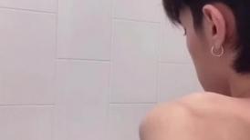 高颜值女友和男朋友浴室激战，脸上的表情好享受，好棒的乳房，被男友揉搓爆！