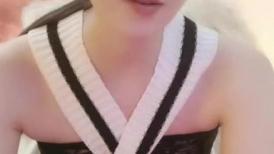 平台人气女星露脸大秀展示，线下可约给狼友分享性爱视频刺激，黑丝情趣诱惑揉奶玩逼道具抽插，骚逼水水滴