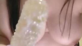 大奶高跟穿着开档黑丝又露脸的极品少妇，手带狼牙套抠弄骚穴浪叫呻吟，把自己抠到冒白浆