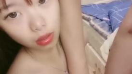 看着很纯的小少妇露脸镜头前跟狼友互动撩骚，给小哥口交大鸡巴好骚啊，直接坐在小哥身上抽插让小哥揉骚奶子