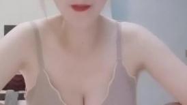 萌萌小孕妇深夜露脸陪狼友骚，逼逼里塞着跳蛋玩弄，性感的大奶子已经很胀了，跟狼友互动撩骚比心，跳蛋玩乳头