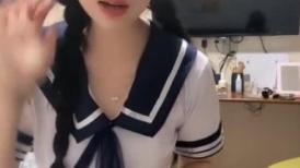 情趣学生制服！两根辩子小美女！娇小身材粉嫩美穴，翘起美臀揉搓，超级嫩水很多，摸下就出水