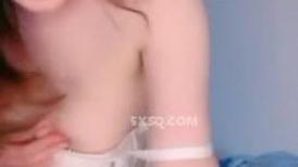 气质网红妹子，米色比基尼一个人独居全裸自慰三点全露，特写粉色蝴蝶逼
