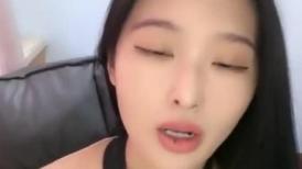 肉欲系新人性感美女！顶级大肥臀！翘起掰开给你看，杂乱多毛骚逼，镜头前揉搓舔奶