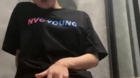 韵味十足骚御姐！坐在马桶上尿尿揉穴！炮友旁边睡觉操不动了，只能一个人自慰，扣穴娇喘呻吟