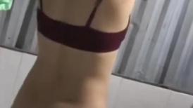 晚上躲藏邻居出租屋浴室窗外偷窥 两个身材不错打工妹洗澡看着下面性感逼毛浑身欲火