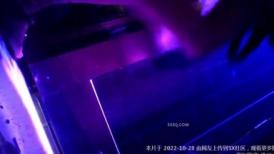 经典帝国酒吧长发大长腿，裙子差点都被尿到了，屁眼一圈毛，好有舔的欲望